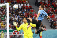 Foto del jueves del futbolista de Uruguay's Matias Viña ante el surcoreano Kim Seung-gyu