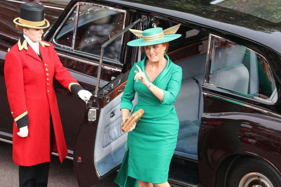 <p>La madre de la novia llegó con este llamativo traje en color menta y un sombrero del mismo tono con un listón dorado. ¿Te gusta? </p>