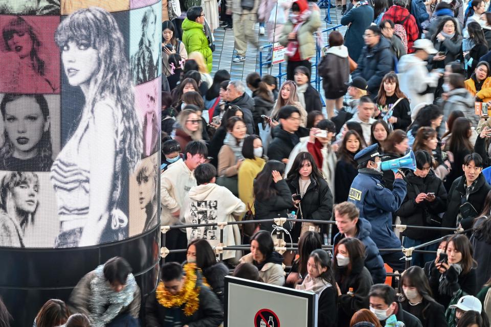 Taylor Swift的歌迷如貫進入東京巨蛋。 (Photo by RICHARD A. BROOKS/AFP via Getty Images)