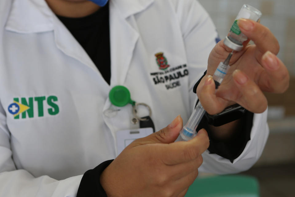 ***ARQUIVO***S&#xc3;O PAULO, SP, 15.05.2021 - Enfermeira prepara vacina durante campanha de vacina&#xe7;&#xe3;o contra a gripe na EMEF Chiquinha Rodrigues, em Campo Belo, na zona sul de S&#xe3;o Paulo. (Foto: Rivaldo Gomes/Folhapress)