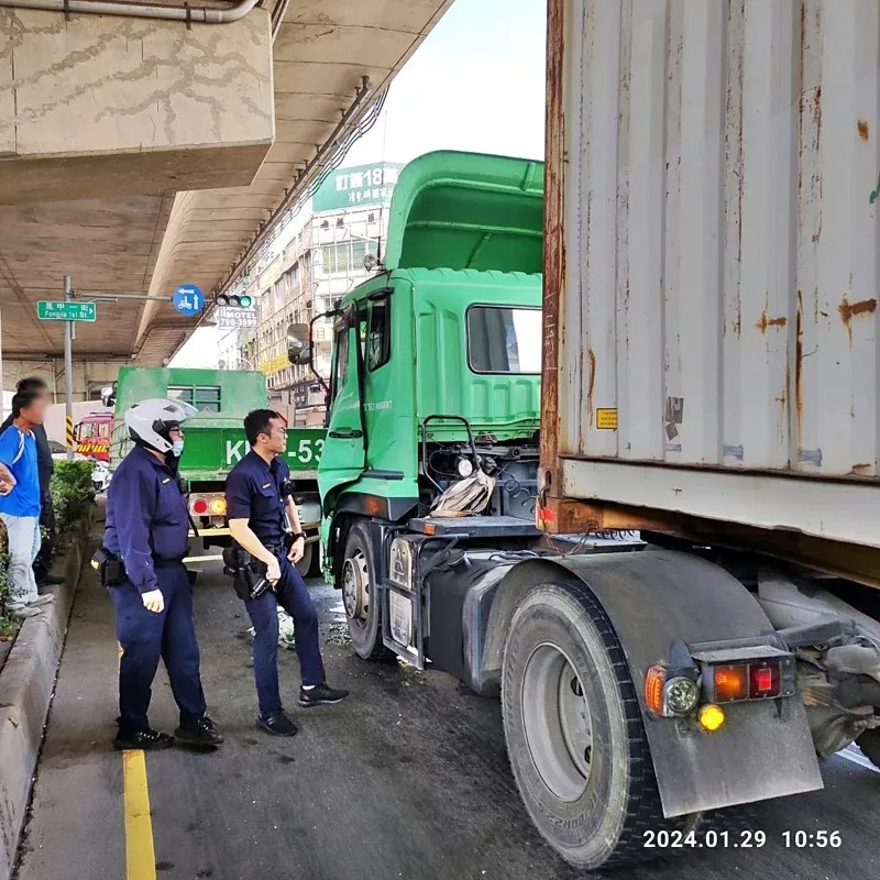 高雄鳳山貨櫃車猛撞等紅燈砂石車、大貨車！ 2駕駛傷一度受困車