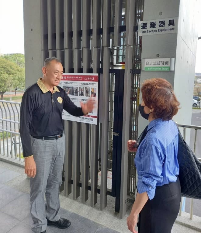 《圖說》板橋榮家主任陳桂美聽取解說。〈板橋榮家提供〉