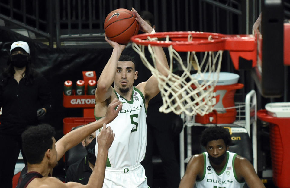 Oregon guard Chris Duarte (5) shoots a three-pointer during second half of an NCAA college basketball game Saturday, Jan. 2, 2021 in Eugene, Ore. Duarte had 23 points in Oregon's 73-56 win. (AP Photo/Andy Nelson)