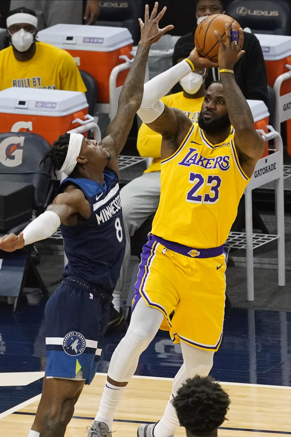 En foto del 16 de febrero del 2021, el alero de los Lakers de Los Ángeles LeBron James lanza el balón sobre Jarred Vanderbilt de los Timberwolves de Minnesota. El jueves 18 de febrero del 2021 la NBA y la Asociación de Jugadores determinan que el Juego de Estrellas, que se llevará a cabo el 7 de marzo en Atlanta, beneficiará a universidades históricas afroestadounidenses. (AP Photo/Jim Mone)