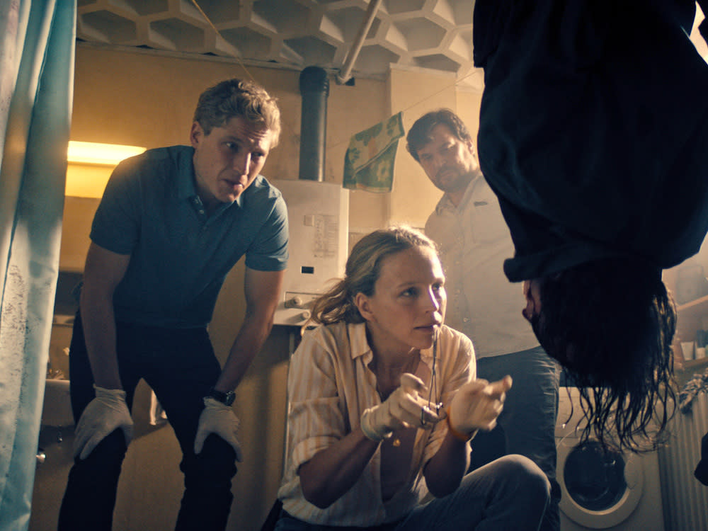 "Die Toten von Marnow": Sören Jaspers (Anton Rubtsov), Lona Mendt (Petra Schmidt-Schaller), Frank Elling (Sascha Geršak) am Tatort (Bild: NDR/Polyphon/Philipp Sichler)