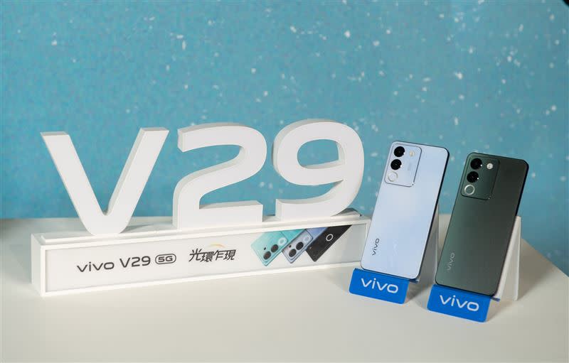 vivo V29e 5G推出「冰河藍」、「森林黑」兩色，將於11月1日正式開賣。