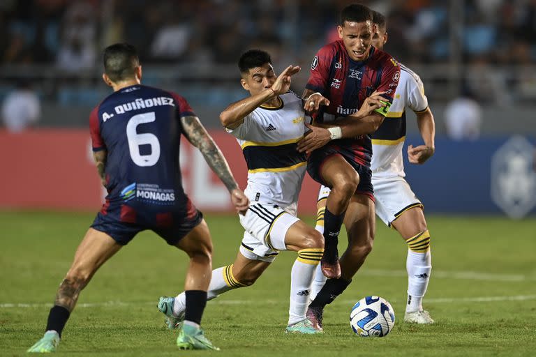 Boca Juniors' midfielder Juan Ramirez (2nd L) and Monagas' midfielder Andres Romero vie for the ball during the Copa Libertadores group stage first leg football match between Monagas and Boca Juniors, at the Monumental de Maturin stadium, in Maturin, Venezuela, on April 6, 2023. (Photo by Yuri CORTEZ / AFP)