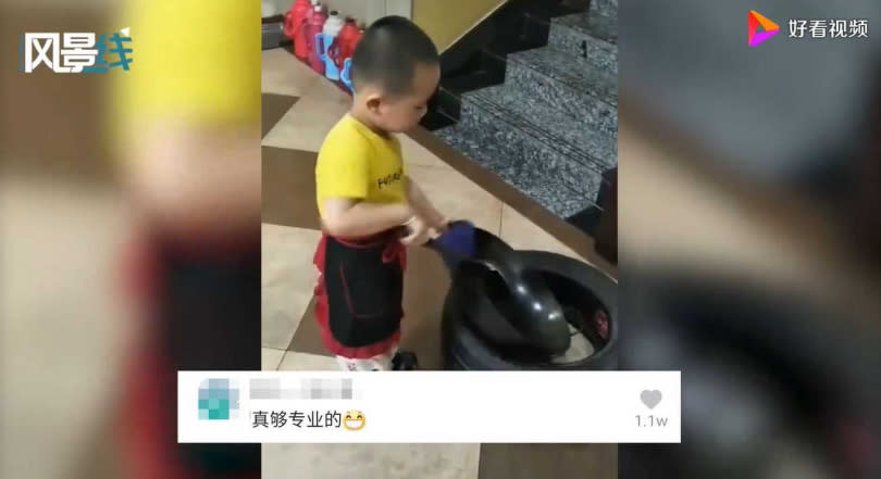 男童「炒菜」架式十足又專業。（圖／翻攝自好看視頻）