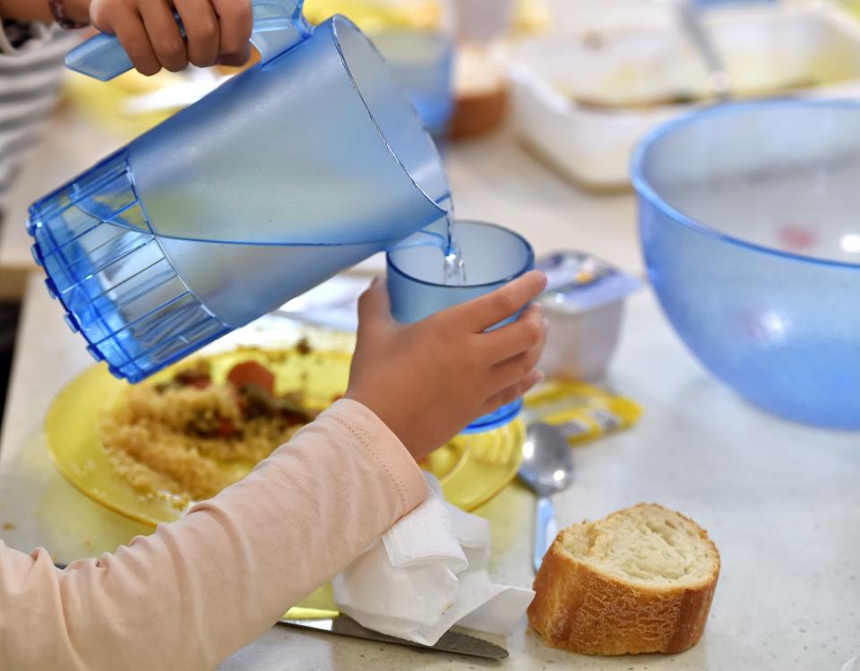 Muchos niños (como estos de una escuela municipal de Burdeos) se han pasado buena parte de su infancia usando vajillas de plástico. Preocupados por la presencia de disruptores endocrinos, en 2017 los padres pidieron que se volviera a los platos tradicionales. (Foto: GEORGES GOBET / AFP / Getty Images)