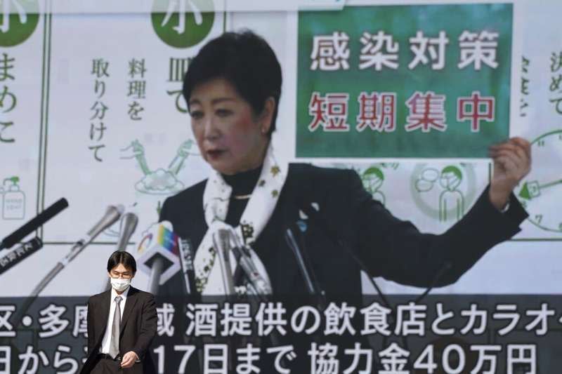 東京街頭的大螢幕正在播放小池百合子知事的防疫宣導影片。（美聯社）