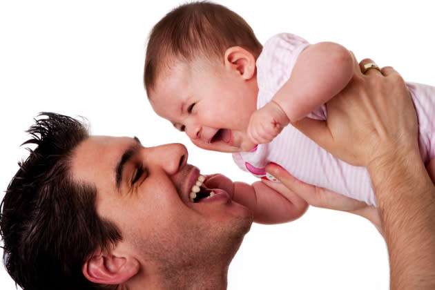 Auch Papas können füttern, wickeln und ihr Baby zum Lachen bringen (Foto: Thinkstock)