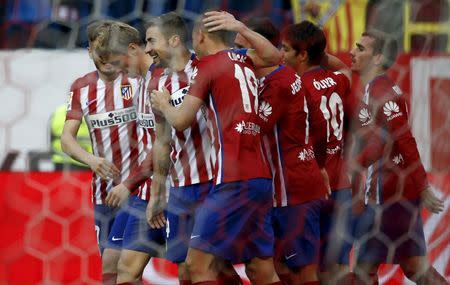 Football Soccer - Atletico Madrid v Eibar - Spanish Liga BBVA - Vicente Calderon stadium, Madrid, Spain - 06/02/16 Atletico Madrid's Fernando Torres (L) celebrates a goal with team mates. REUTERS/Javier Barbancho