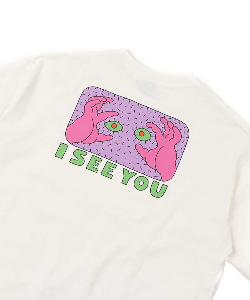 「Oversized I SEE YOU T–Shirt」圖案是SAYORI WADA根據自己小時候的照片描繪而成。