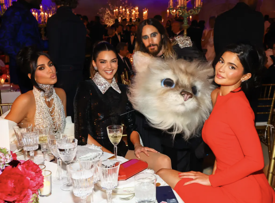 Auch Kim Kardashian, Kendall Jenner und Kylie Jenner posierten mit Jared Leto als Choupette. - Copyright: Arturo Holmes/MG23/Getty Images for The Met Museum/Vogue