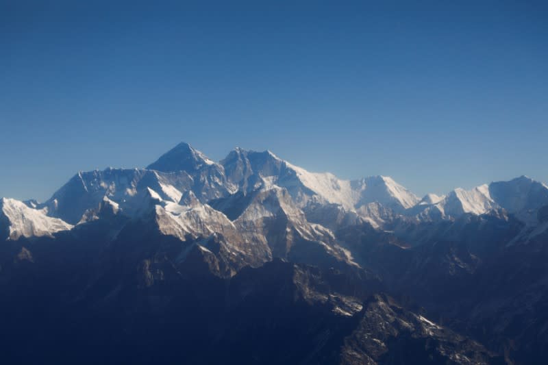 Imagen de archivo. El Everest, la montaña más alta del mundo, puede verse junto a otras cumbres de los Himalaya desde un avión que despegó en Katmandú