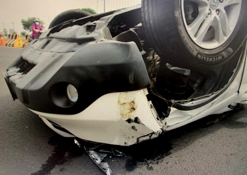 王男酒駕失控衝撞路旁車輛，之後車子翻覆在路中間，四輪朝天。（記者陳金龍翻攝）