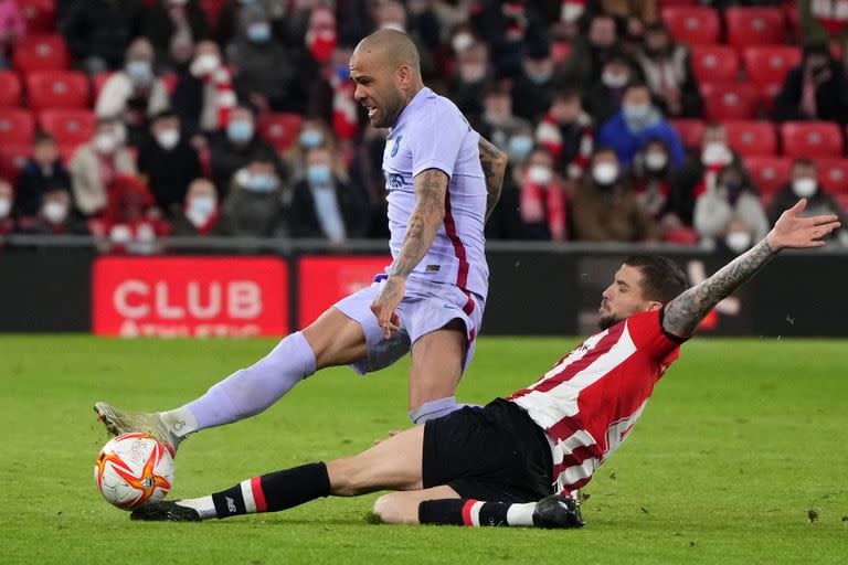 Athletic de Bilbao defendió con alma y vida el triunfo ante Barcelona, como Iñigo Martínez ante Dani Alves en una acción repetida del partido por la Copa del Rey