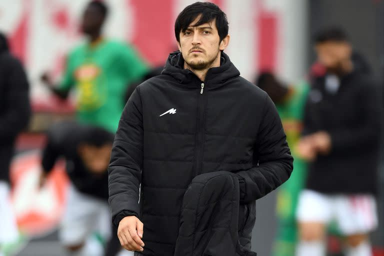 Sardar Azmoun, delantero estrella de la selección iraní, entró junto al resto de sus compañeros a jugar contra Senegal tapando el escudo de la federación de su país, en el marco de las protestas por la muerte de Mahsa Amini