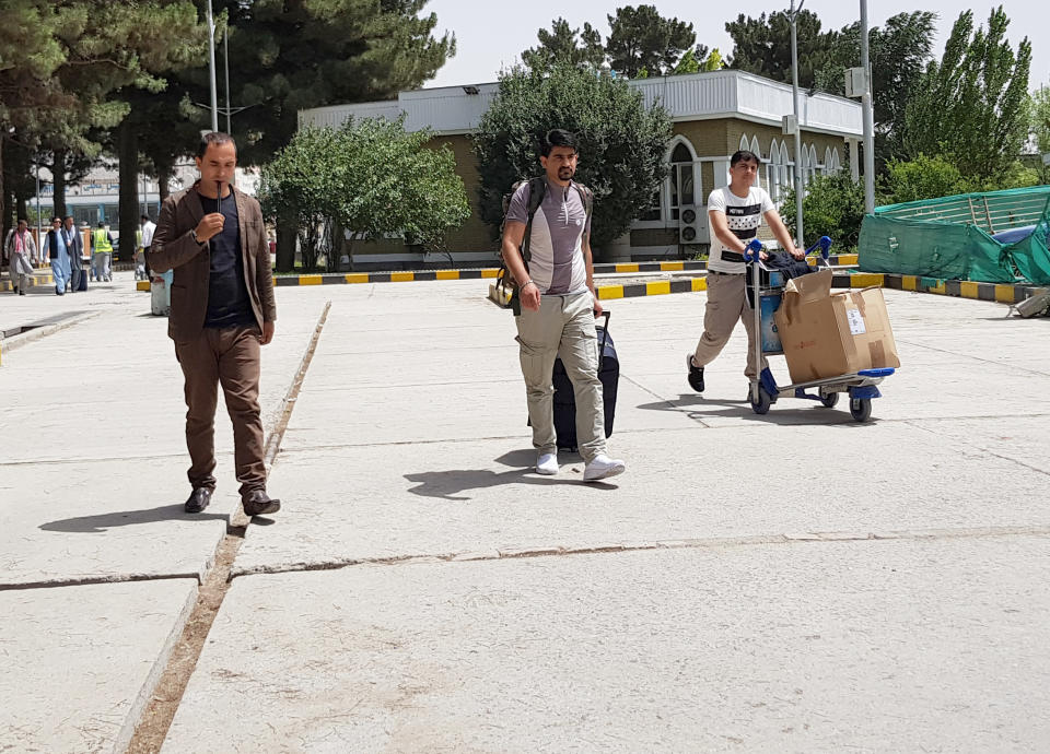 Passagiere von Seehofers Geburtstags-Abschiebeflug bei der Ankunft in Kabul an (Bild: dpa)