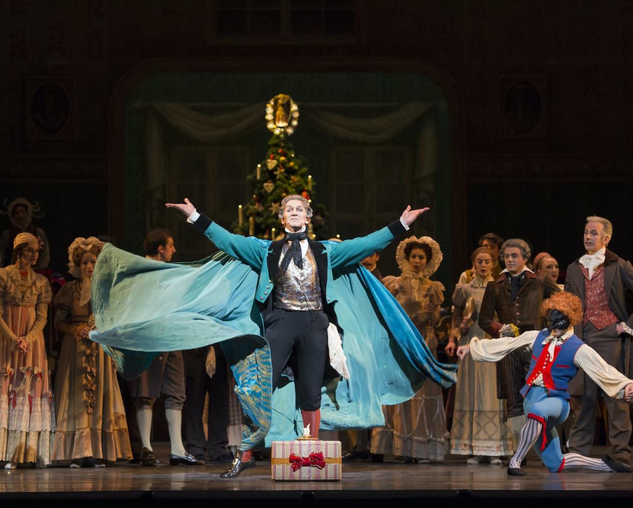 Gary Avis como Drosselmeyer en 'El Cascanueces' del Royal Ballet de Londres. <a href="https://static.roh.org.uk/for/pdfs/press-releases-22-23/The-Royal-Ballet-celebrates-Christmas-with-the-return-of-The-Nutcracker.pdf?_ga=2.4010224.1398529908.1671618754-950371250.1671618754" rel="nofollow noopener" target="_blank" data-ylk="slk:ROH / Bill Cooper;elm:context_link;itc:0;sec:content-canvas" class="link ">ROH / Bill Cooper</a>