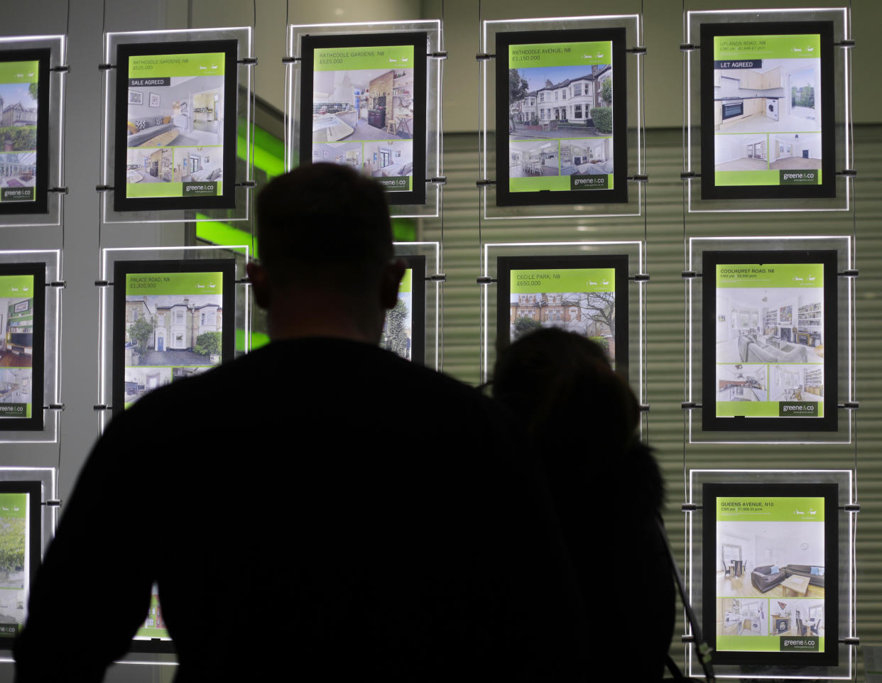 File photo dated 18/12/16 of people looking in an estate agents window, as the average two-year fixed-rate homeowner mortgage on the market has topped 6% for the first time this year. PA Photo. Issue date: Monday June 19, 2023. The rise takes the rate back towards territory last seen during the market volatility that followed last autumn's mini-budget. See PA story MONEY Mortgage. Photo credit should read: Yui Mok/PA Wire 

