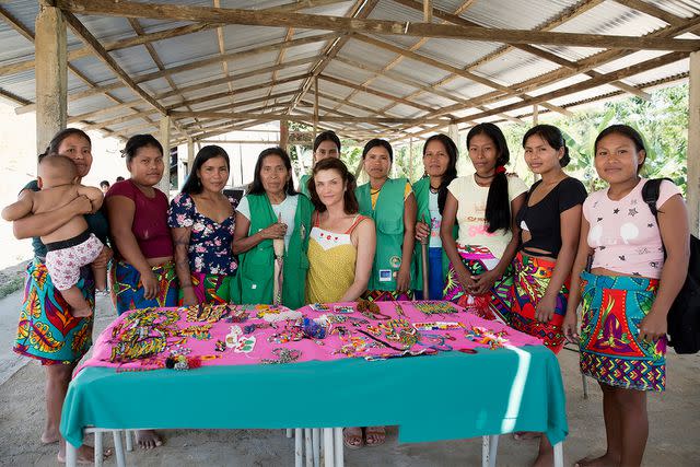 <p>UNHCR/Hector Perez</p> UNHCR Goodwill Ambassador Helena Christensen buying jewelry from the women in the Quibdó community