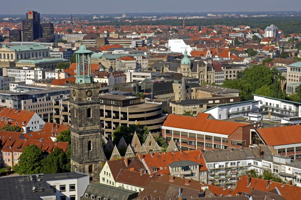 <p>Das Bildungsunternehmen WBS hat für eine Studie 900.000 Stellenangebote in den 20 größten Städten Deutschlands auf die Option untersucht, von Zuhause arbeiten zu können. In Hannover ermöglichen 1,5 Prozent der Stellenausschreibungen den Angestellten, von der Couch aus zu arbeiten. </p>