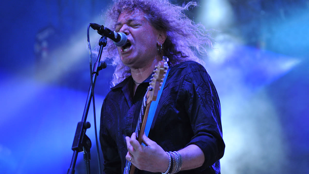  Dave Meniketti performs onstage. 