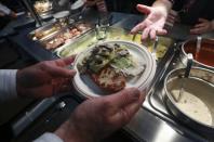 Les repas seront servis dans une salle pouvant accueillir 5000 personnes (Reuters)