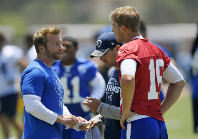 The Rams’ Sean McVay, left, talks with quarterback Jared Goff, right, as offensive coordinator Matt LaFleur stands between them during a practice in 2017. (AP)