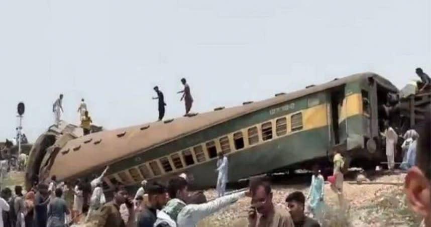 火車翻覆後，有不少乘客自行脫困。（圖／翻攝自推特）