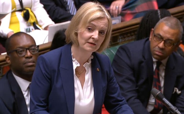 Liz Truss habla hoy en el Parlamento, flanqueada por el ministro de Finanzas, Kwasi Kwarteng, y el canciller James Cleverly