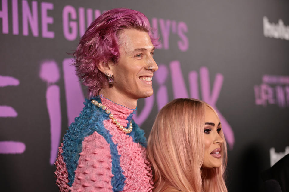 <p>Sin embargo, lo más llamativo del look del artista era su pelo de color rosa, que peinó suavemente hacia atrás. “Cada vez más famosos se suman a los colores fantasía, y en concreto el rosa”, asegura Esquire. (Foto: Jamie McCathy / Getty Images).</p> 