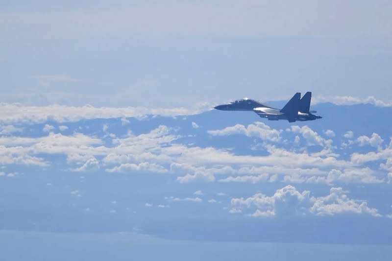 <cite>2022年8月5日，共軍戰機在台灣東部外海空域舉行演習。（美聯社）</cite>