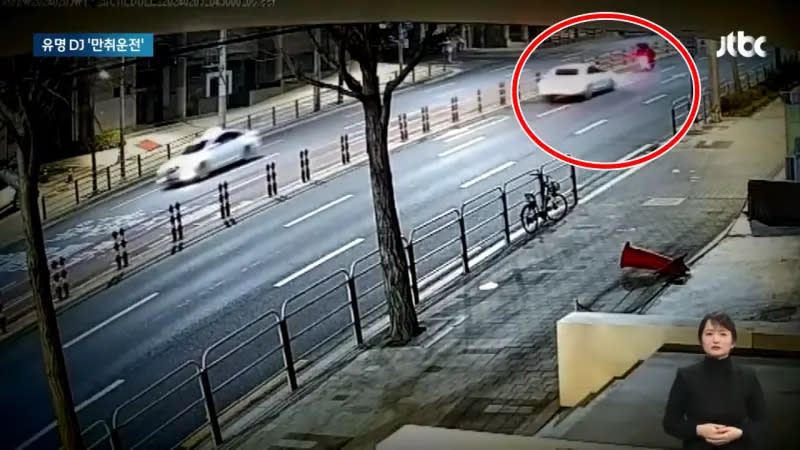 ▲▼Yesong開著白色賓士撞傷1名駕駛、撞死1名外送員，車頭爛掉。（圖／JTBC News YouTube）