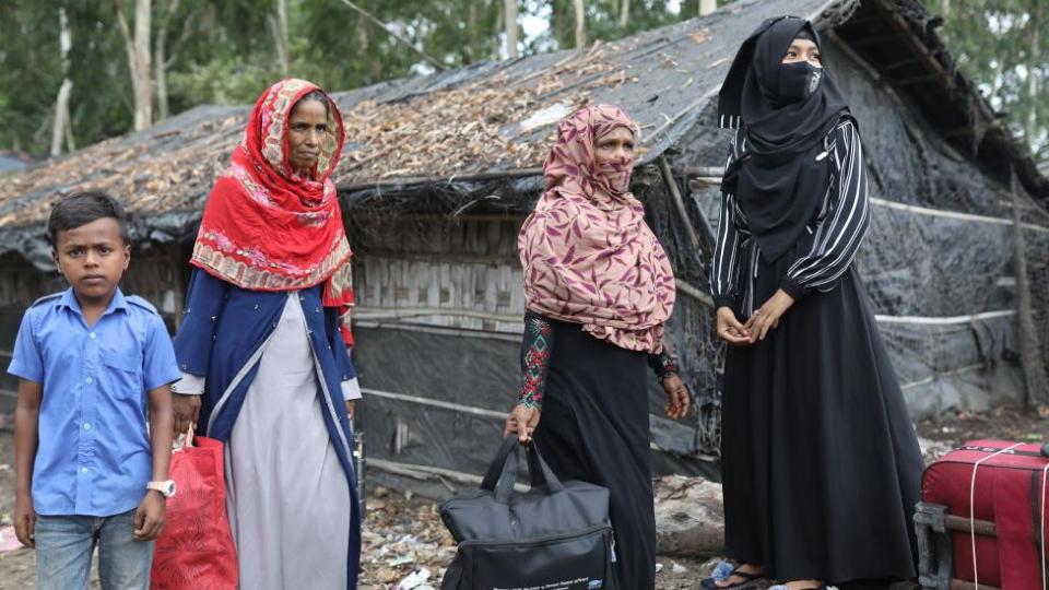 Los habitantes de la costa de Bangladesh abandonan sus hogares para refugiarse debido al impacto esperado del ciclón Mocha el 13 de mayo de 2023 en Cox's Bazar, Bangladesh.