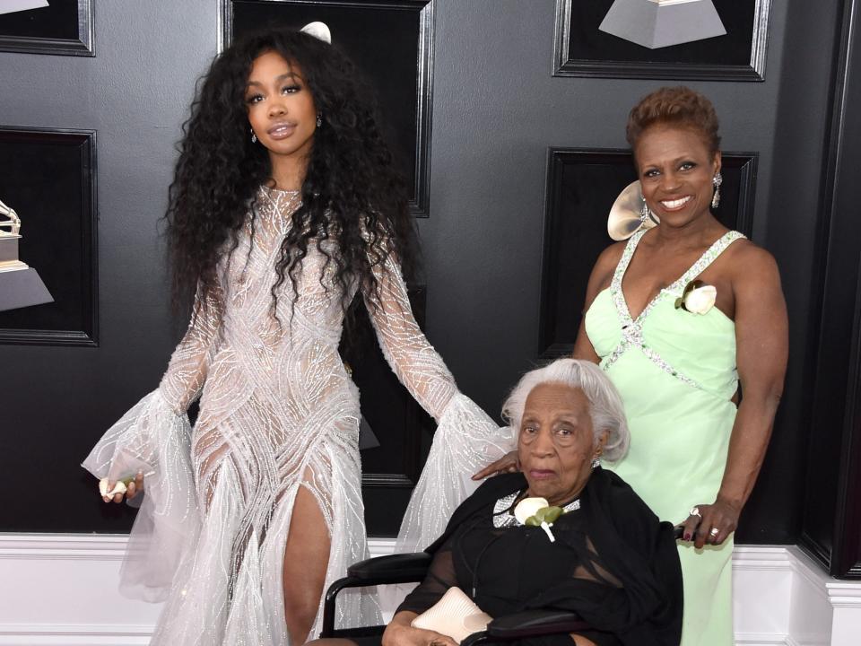 SZA with her mom and grandmother at the 2018 Grammys