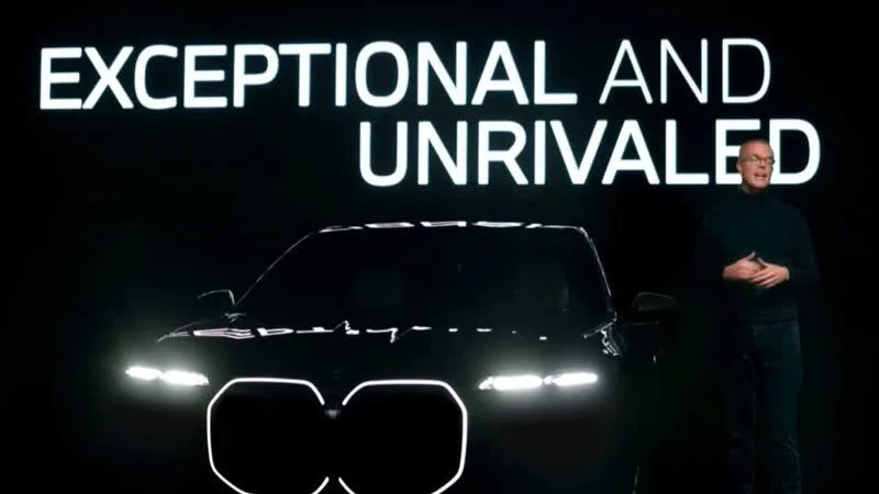 BMW i7&#x0064c1;&#x006709;&#x0076f4;&#x007acb;&#x005c01;&#x009589;&#x005f0f;&#x0096d9;&#x00814e;&#x00578b;&#x006c34;&#x007bb1;&#x008b77;&#x007f69;&#x00ff0c;&#x004e26;&#x005728;&#x005468;&#x00570d;&#x005d01;&#x005165;LED&#x0071c8;&#x00689d;&#x003002;&#x00ff08;&#x005716;&#x00ff0f;&#x007ffb;&#x00651d;&#x0081ea;BMW&#x005b98;&#x007db2;&#x00ff09;