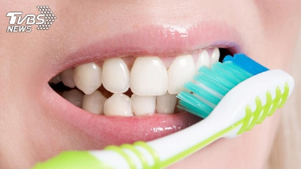 食藥署提醒，但長期使用美白牙膏容易讓牙齒受損。（示意圖／shutterstock達志影像）