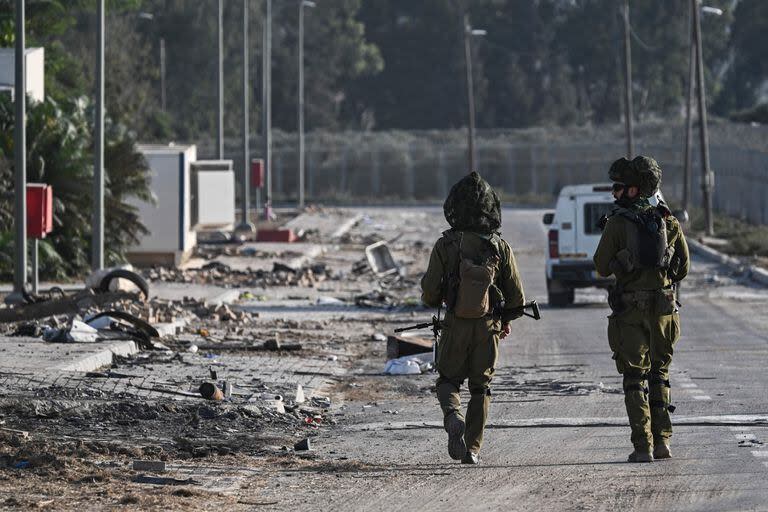 Soldados israelíes patrullan alrededor de la cerca del Kibutz Beeri cerca de la frontera con Gaza  