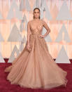 <p>Si solo pudiéramos elegir un estilismo monocromático de JLo, nos quedaríamos con el que llevó en la 87 edición de los Oscars. Vestir de Elie Saab, casi siempre, suele ser una apuesta ganadora. (Foto: Gtres). </p>