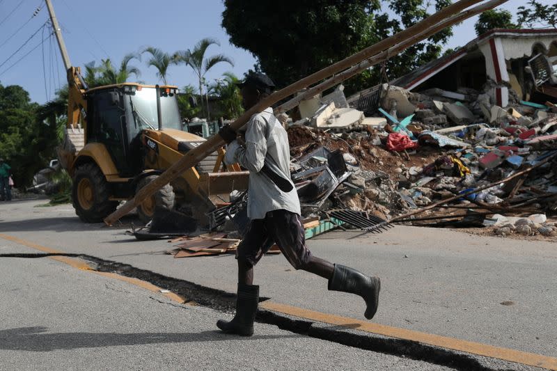 Aftermath of quake, in Marceline