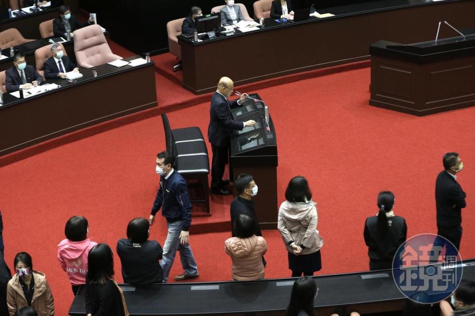 民進黨立委在蘇貞昌備詢時，仍在備詢台附近待命。