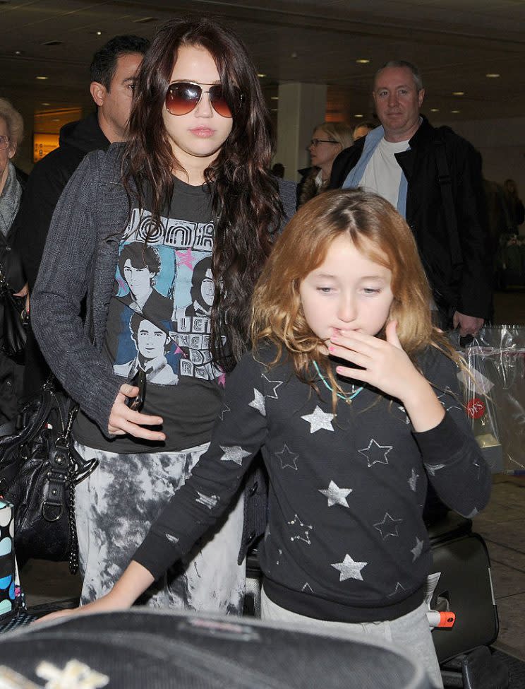 Miley and her little sister, Noah, arriving in London in 2009. (Photo: Philip Ramey/Corbis via Getty Images)