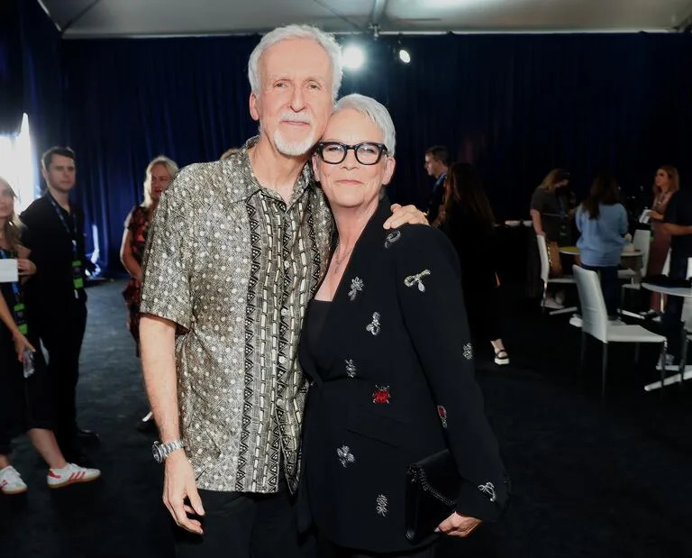 James Cameron y Jamie Lee Curtis en el backstage de la presentación 