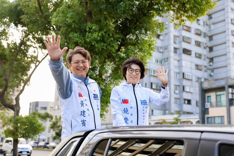 台東立委選戰衝刺  饒慶鈴陪黃建賓車隊掃街 選前黃金週末，國民黨台東立委候選人黃建賓（左） 6日由台東縣長饒慶鈴（右）陪同車隊掃街，向選民 請託。 （黃建賓服務處提供） 中央社記者盧太城台東傳真  113年1月6日 