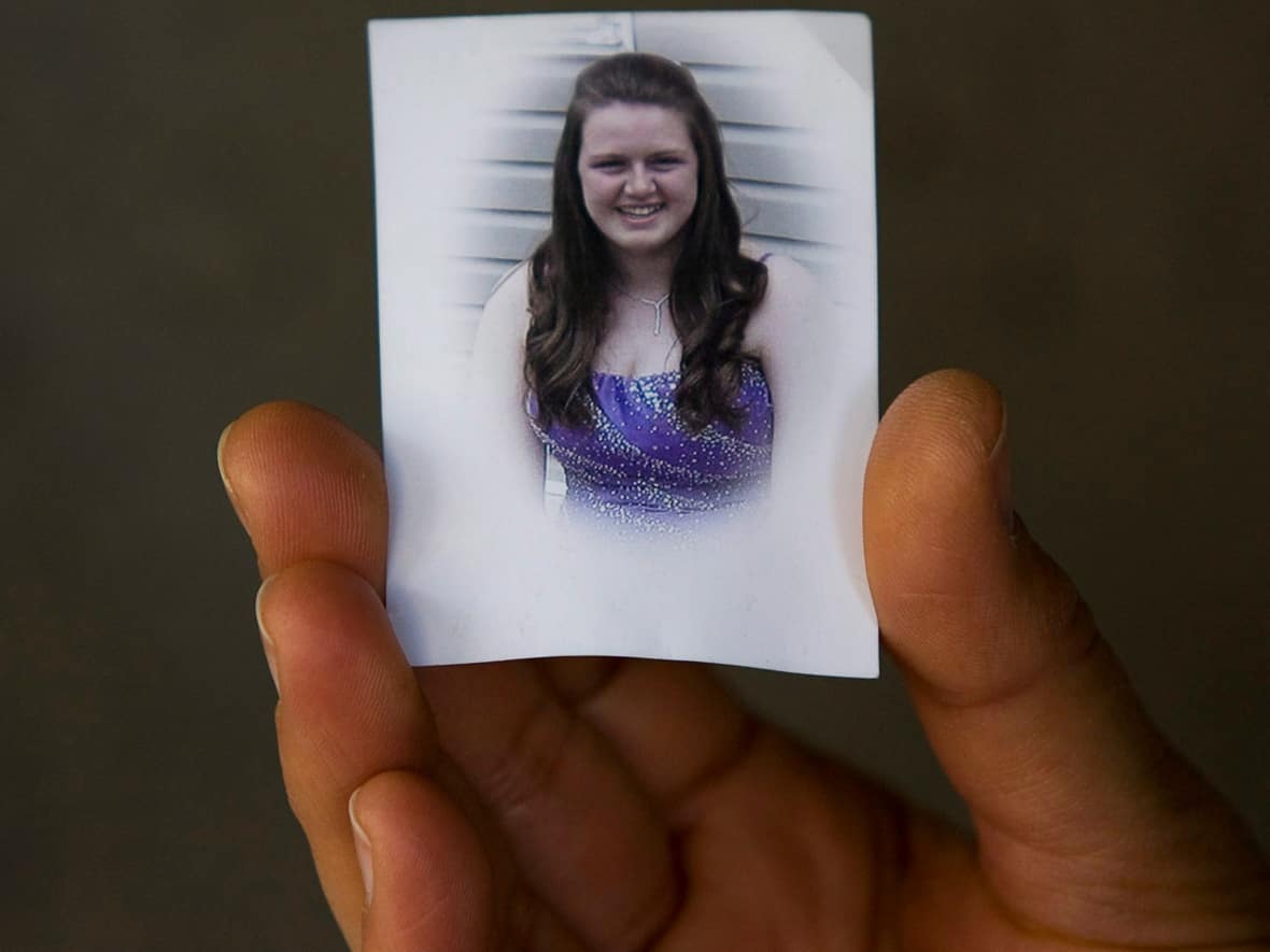 A family photo of Jennifer Horne is shown outside Nova Scotia Supreme Court in Halifax on Friday, June 11, 2010.  (Andrew Vaughan/The Canadian Press - image credit)