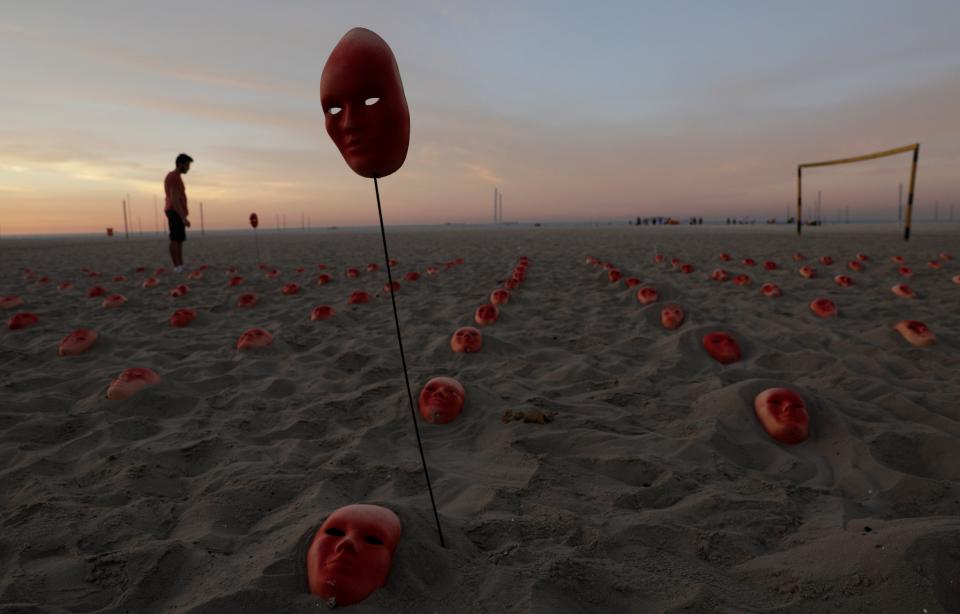 Cientos de máscaras rojas amanecen en Copacabana para pedir renuncia de Temer
