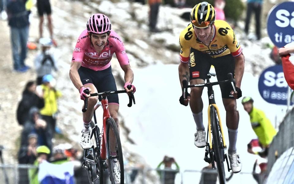 Geraint Thomas (L) (Primoz Roglic (R) - Geraint Thomas admits the Giro d'Italia hope after Primoz Roglic took the lead on the penultimate stage - Shutterstock/Luca Zennaro