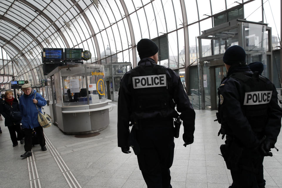 <p>Los agentes patrullan la estación de tren de Estrasburgo, en Francia.<br><br>Foto: AP Photo/Christophe Ena </p>